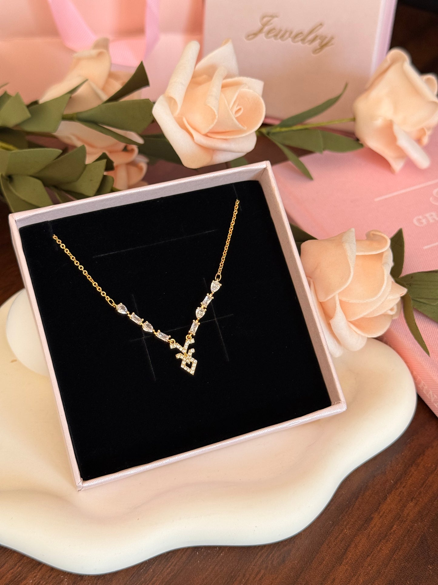 LUM V NECKLACE 🌷